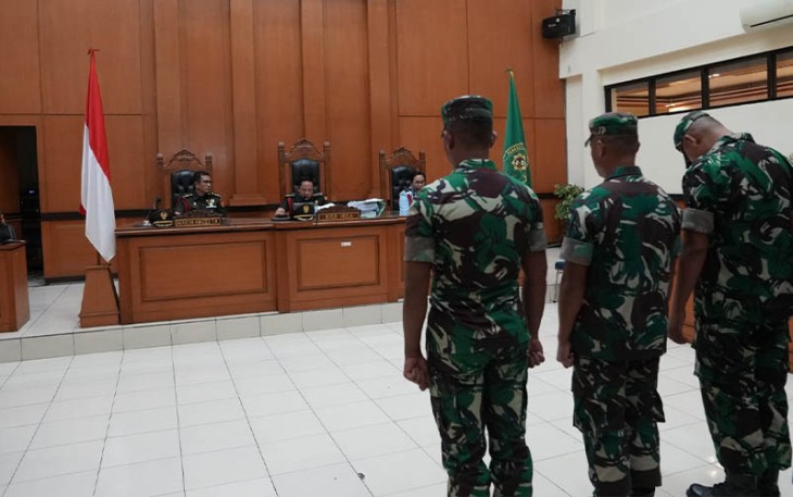 Para terdakwa yaitu Praka RM, Praka HS dan Praka J saat dituntut hukuman seumur hidup.
