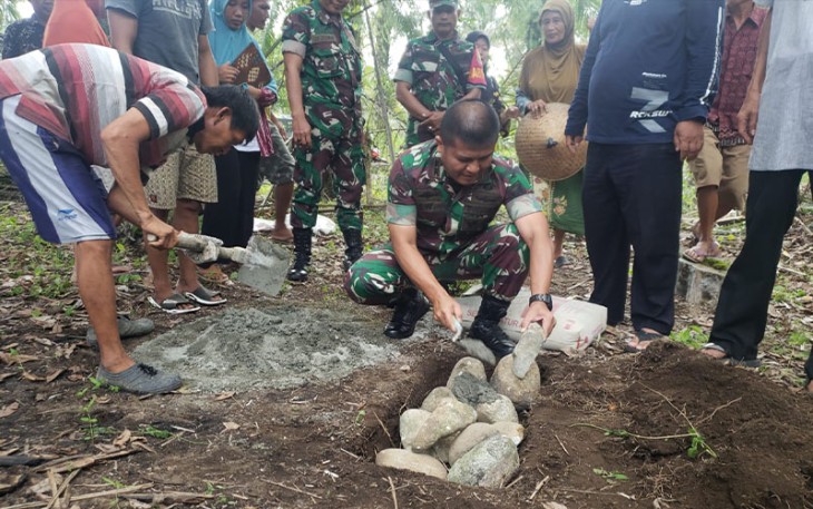 Dandim 0408/BS Letkol Inf Aswin Suladi saat melakukan peletakan batu pertama pembangunan Rumah untuk Warga Tak Mampu  di Desa Palak Siring Kec. Kedurang Kab. Bengkulu Selatan, Rabu siang (19/12/23). 