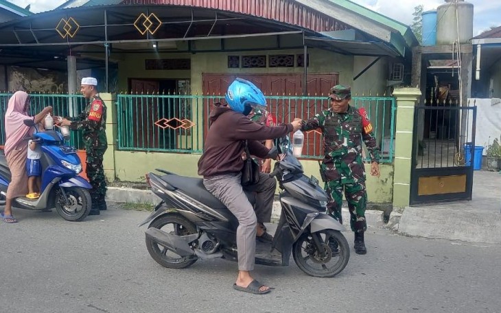 Koramil 01/Kokonao saat Berbagi Takjil Buka Puasa