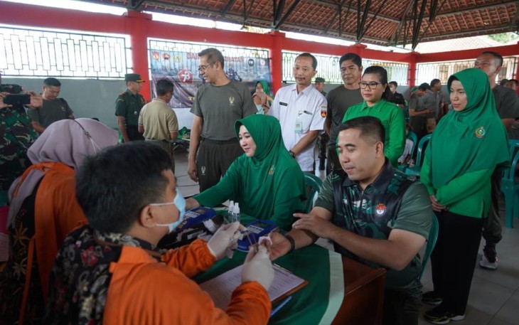 Korem Wijayakusuma Baksos Ditengah Kerumunan Warga