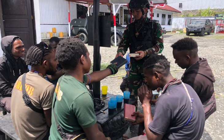 Satgas Yonif RK 115/ML saat Berikan Bantuan Alkitab kepada Generasi Muda Papua