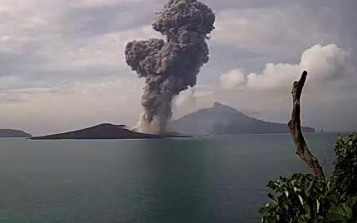 Erupsi Gunung Anak Krakatau pada Selasa (5/12/23) pukul 04.38 WIB.