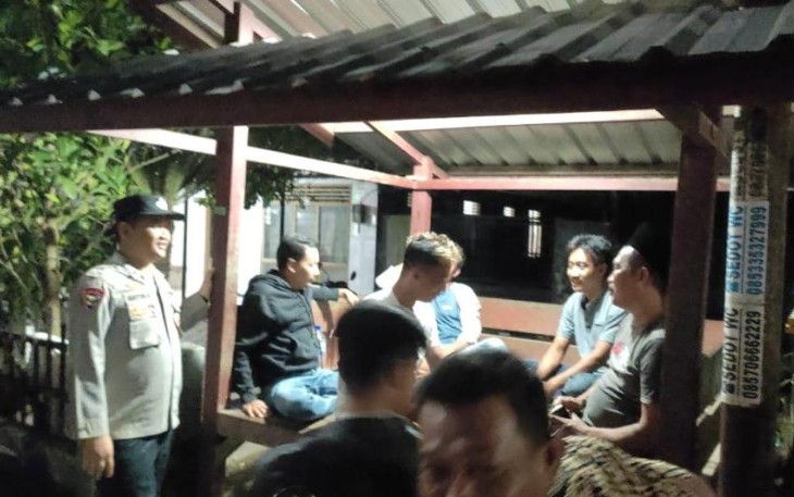 Anggota Babinkamtibmas saat mendatangi masyarakat yang berjaga di RW di Desa Tanggulwelahan Kecamatan Besuki 