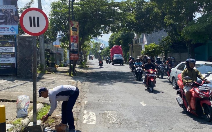 Pemasangan rambu kelas jalan oleh Dinas Perhubungan Kabupaten Trenggalek, Rabu (15/3/2023) (Foto Hardi Rangga klikwarta.com)