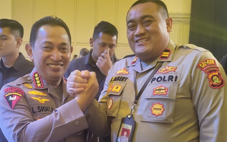 Kapolsek Belitang Tiga Iptu. DR. (c) Jhoni Albert, S.H., M.Si., M.H., M.M Terima Hoegeng Awards 2023