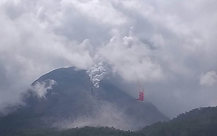 Gunungapi Lewotobi Laki-Laki mengalami erupsi yang ditandai dengan adanya letusan abu vulkanik setinggi 1.000-1.500 meter dari kawah puncak pada hari ini, Sabtu (23/12). Sumber: BPBD Kabupaten Flores Timur
