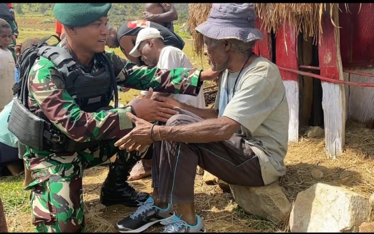 Satgas Yonif Mekanis 203/AK saat Anjangsana ke Rumah Tokoh Masyarakat Distrik Malagayneri
