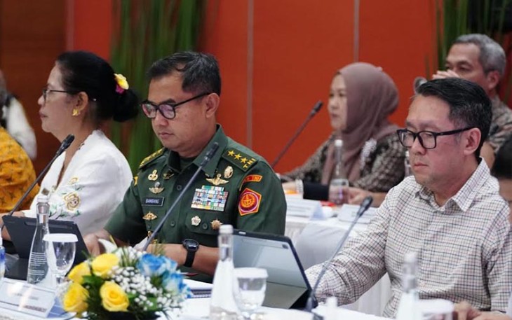Kasum TNI Letnan Jenderal TNI Bambang Ismawan, S.E., M.M. mewakili Panglima TNI didampingi oleh Waasops Panglima TNI Marsma TNI Bonang Bayuaji G, S.E., saat menghadiri Rapat Koordinasi Panitia Nasional Persiapan KTT KE 43 ASEAN tahun 2023.