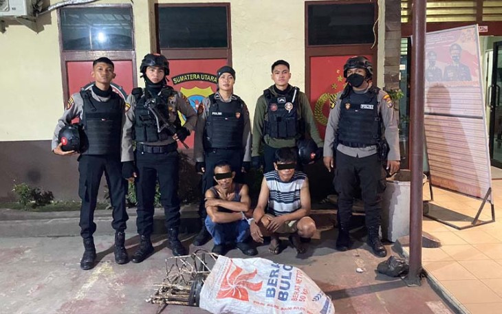 Tersangka (jongkok diborgol) saat diamankan