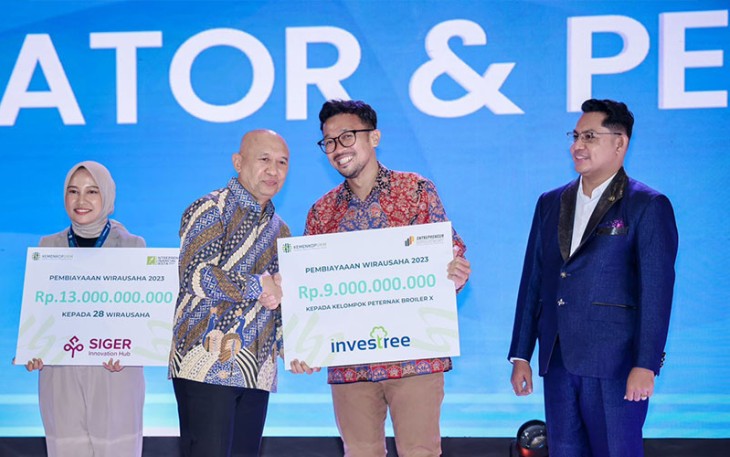 MenkopUKM Teten Masduki dalam acara Entrepreneur Award 2023 di sela gelaran Cerita Nusantara di Jakarta Convention Center (JCC), Selasa (28/11).