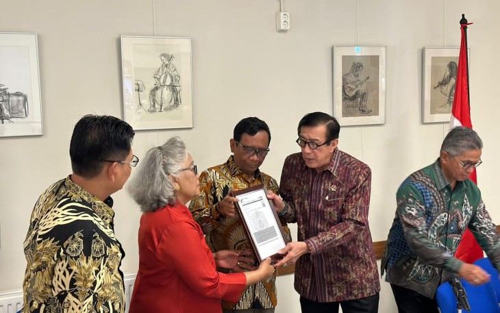 Menkopolhukam RI Mahfud MD dan Menkumham Yasonna Laoly saat temui eks Mahasiswa Ikatan Dinas (MAHID) di Belanda.
