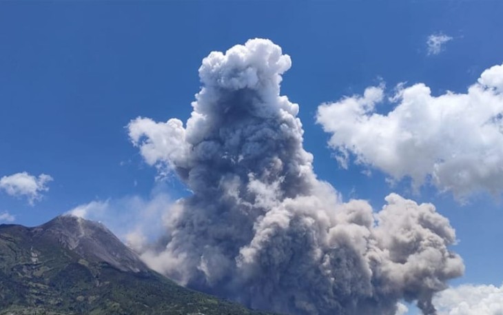 Gunung Merapi saat Kembali Muntahkan Awan Panas Guguran