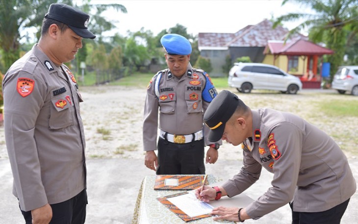 Kapolsek Peureulak Barat dan Anggota saat Tanda Tangani Pakta Integritas