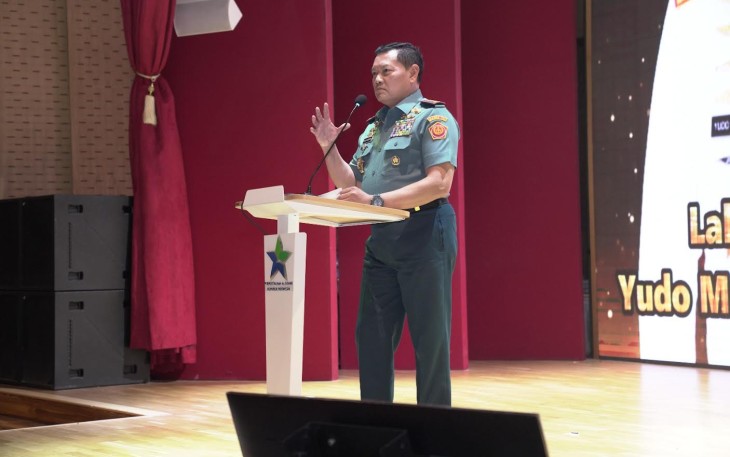 Panglima TNI Laksamana TNI Yudo Margono, S.E., M.M. saat memberikan sambutan pada acara Launching Buku Perang Rusia vs Ukraina Perspektif Intelijen Strategis Medio September 2022, bertempat di Auditorium Perpustakaan Nasional  (Perpusnas) RI Jl. Medan Merdeka Selatan, Jakarta Pusat, Selasa (25/07/2023).