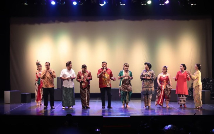 Panglima TNI Laksamana TNI Yudo Margono dan Ketum Dharma Pertiwi Ibu Vero Yudo Margono saat menyaksikan Pagelaran Drayang Musikal cerita Mahabarata dengan judul ASMARADANA “Ketika Cinta Memadamkan Bara” di Gedung Kesenian Jakarta, Minggu (20/8/2023).