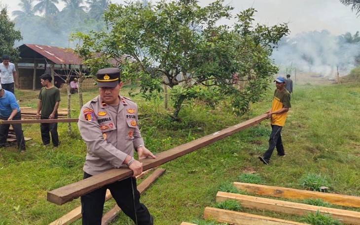 Kapolsek Peudawa Polres Aceh Timur saat Gotong Royong bersama Warga