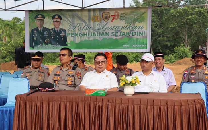 Kapolres Natuna AKBP Nanang Budi Santosa, S.I.K dan Forkopimda saat giat Penanaman Pohon Polri Lestarikan Negeri