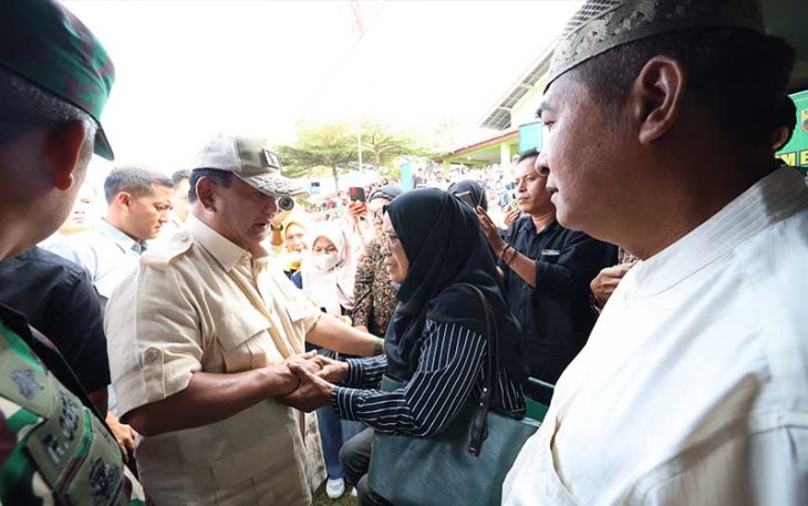 Menhan Prabowo saat Beri Santunan Kepada Korban Erupsi Gunung Marapi di Kabupaten Agam
