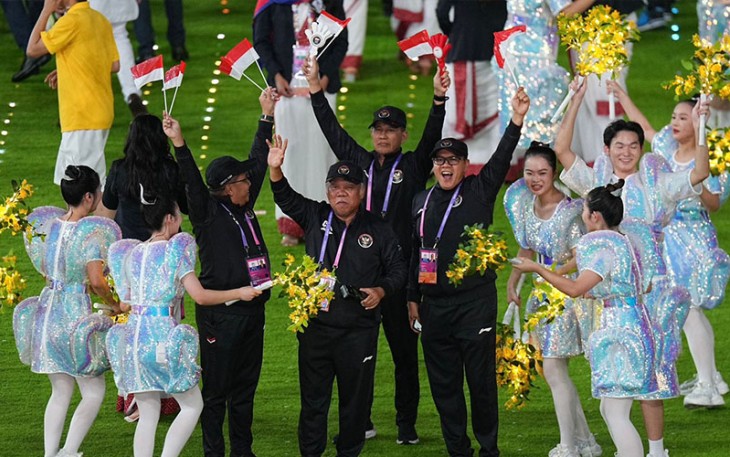 Menteri Basuki saat Pimpin Parade Tim Indonesia di Penutupan Asian Games Hangzhou