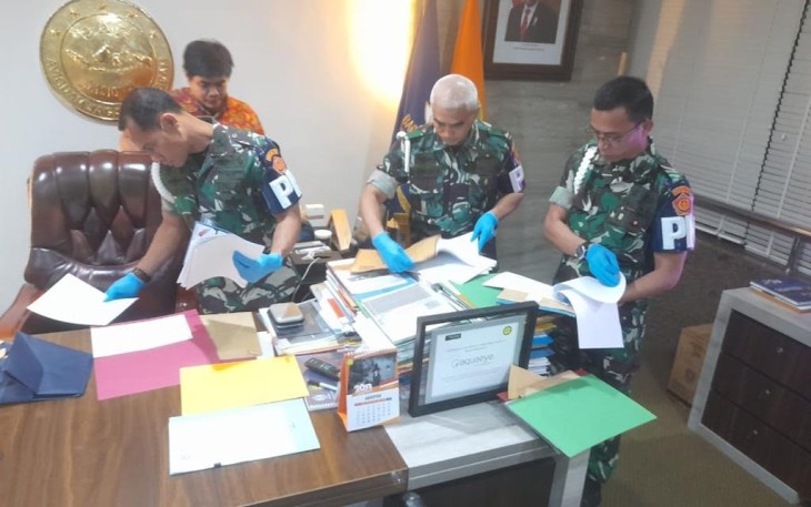 Penyidik Puspom TNI saat lakukan penggeledahan