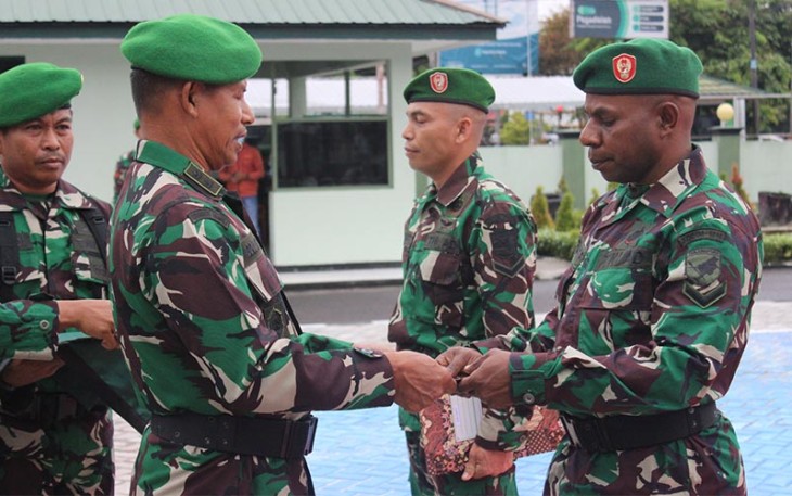 Kasdim saat Pimpin Tradisi Penyambutan Kedatangan Empat Personel Satgas Apter Papua 