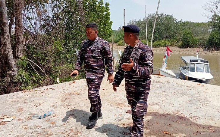 Komandan Pangkalan TNI AL (Lanal) Batuporon Letkol Laut (P) Imam Ibnu Hajar,  S. E., M. Tr. Opsla., mendampingi Pj Bupati Kab. Bangkalan Dr. H. Arief M Edie, M.Si  Kunker Poskamladu (Pos Keamanan Laut Terpadu (Poskamladu) Arosbaya, Tengket Arosbaya Kab. Bangkalan, Selasa (26/12/2023)