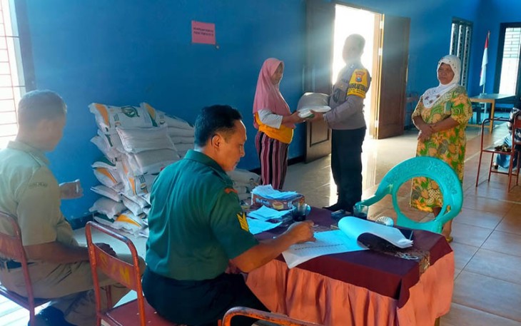 Pakis Serma Teguh anggota Koramil 0806/03 Durenan yang turut berperan aktif dalam kegiatan penyerahan bantuan pangan beras kepada warga kurang mampu, Senin (11/12/2023)