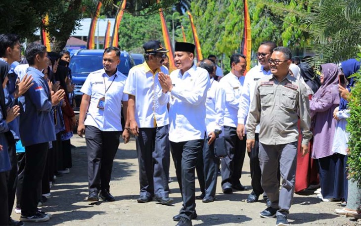 Bupati Pasaman Sabar AS membuka secara resmi turnamen futsal tingkat SMA/SMK/MA se-Provinsi Sumbar di SMA Negeri I Tigo Nagari, Pasaman, Rabu (14/12/2023) siang.