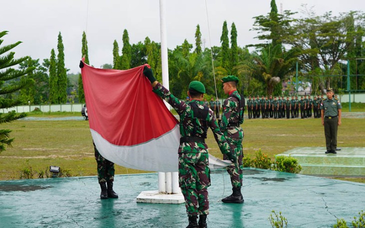 Korem 121/Abw melaksanakan upacara bendera hari senin tanggal 11 Desember 2023, bertempat di Lapangan Upacara Makorem 121/Abw, Jl. Pangeran Kuning, Sintang, Kalimantan Barat