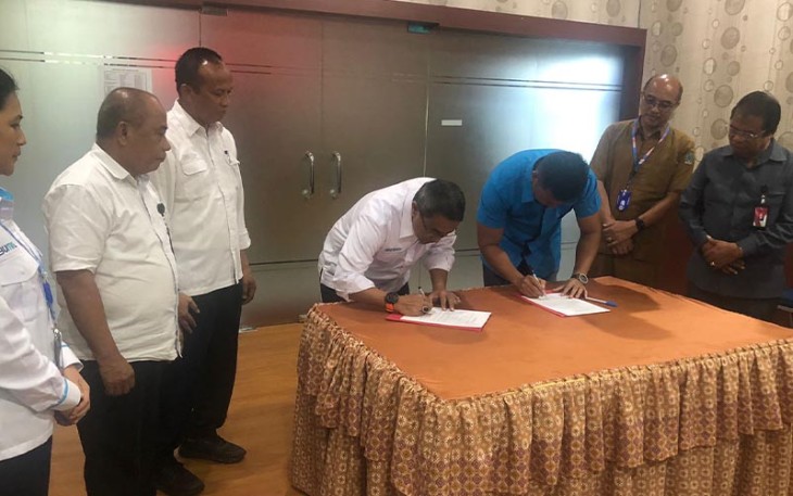 Dirut PDAM Bitung bersama GM PT. Pelindo IV Cabang Bitung saat melakukan penandatanganan kerjasama