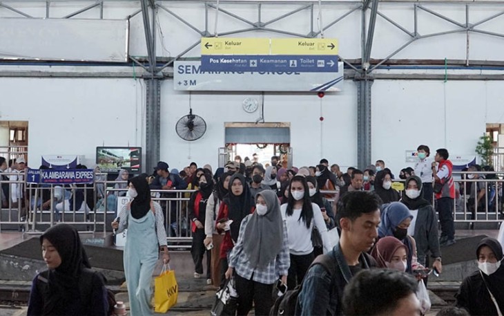  Penumpang kereta api di stasiun Poncol Semarang membludak selama libur Natal dan Tahun Baru 2023/2024.