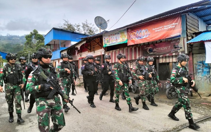 patroli Gabungan TNI Polri Kabupaten Tolikara, bertempat di Pertigaan Jalan Irian Depan Gereja Yerusalem, Distrik Karubaga, Kabupaten Tolikara, Provinsi Papua Pegunungan, Rabu (8/3/2023). 