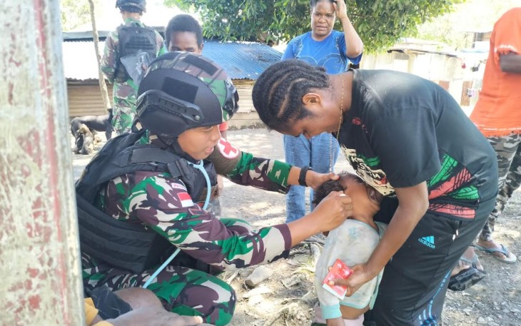 Satgas YR 142/KJ saat Buka Layanan Kesehatan di Rumah Warga