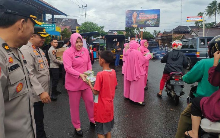 Bhayangkari Pagar Alam saat Gelar Baksos Bagi-Bagi Takjil 