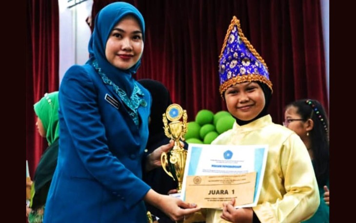 Ketua TP PKK Bintan Hafizha Rahmadhani menyerahkan trofi dan piagam ke pemenang.