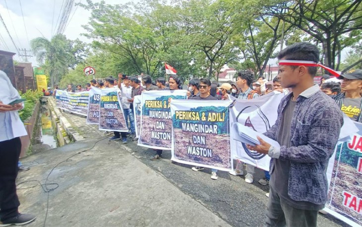 Mahasiswa Samosir saat gelar aksi unjuk rasa di depan Kantor Kejatisu,  Jumat (24/2).
