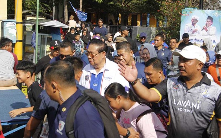Ribuan Orang Kediri saat Padati Tamanan Mojoroto Mlaku Bareng SBY