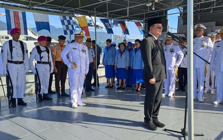 Walikota Bitung saat memimpin upacara Tabur bunga pada peringatan hari Dharma Samudera