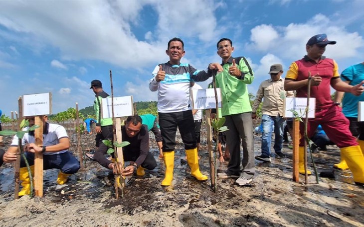 Gubernur Ansar saat Menanam Mangrove di Kawasan Mangrove Presiden Bersama Masyarakat Setokok, Kota Batam 