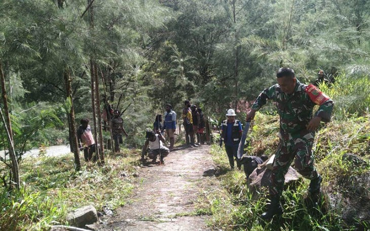 Babinsa Koramil 1710-04/Tembagapura Bersama Warga saat Gelar Kerja Bakti Bersihkan Jalan dan Lingkungan Kampung