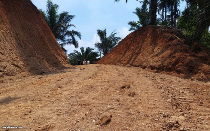 (Membelah Bukit, TMMD ke-118 Kodim 0408/Bengkulu Selatan bangun infrastruktur jalan di Desa Kembang Ayun, Kecamatan Manna, Kabupaten Bengkulu Selatan. Selain jalan sentra produksi, juga sebagai penghubung antar desa).