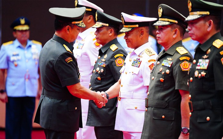 Kepala Staf Umum TNI, Letjen TNI Bambang Ismawan, S.E., M.M., saat pimpin acara serah terima jabatan Koorsahli Panglima TNI, Kapuspen TNI, Kapusjianstralitbang TNI, Kapuskersin TNI dan Kasetum TNI, bertempat di Aula Gatot Soebroto Mabes TNI Cilangkap, Jakarta Timur, Jumat (22/12/2023).