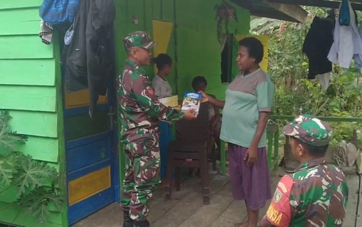 Babinsa Koramil 1710-07/Mapurujaya Bagikan Susu Ibu Hamil di Wilayah Binaan