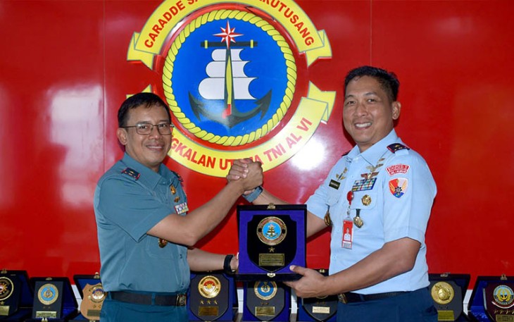 Komandan Pangkalan Udara (Danlanud) Sultan Hasanuddin Marsekal Pertama TNI Bonang Bayuaji Gautama, S.E bertempat di Ruang Danlantamal VI Mako Lantamal VI Makassar, Senin (11/12/2023).