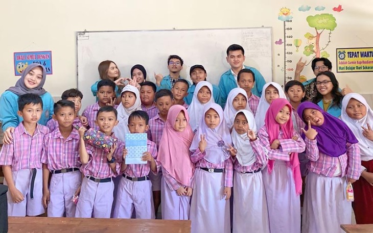 Kelompok 26 KKN UNS foto bersama dengan siswa-siswi SDN Jeblog