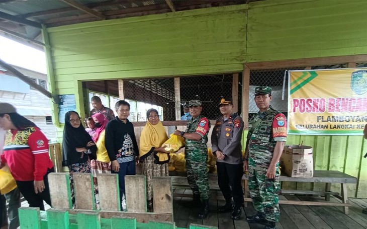 Danramil saat Dampingi Penyaluran Bantuan Korban Ablasi Sungai Kahayan 