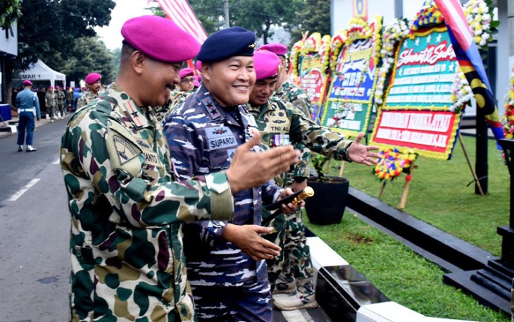 Gubernur AAL saat Hadiri Upacara Sertijab Dankormar