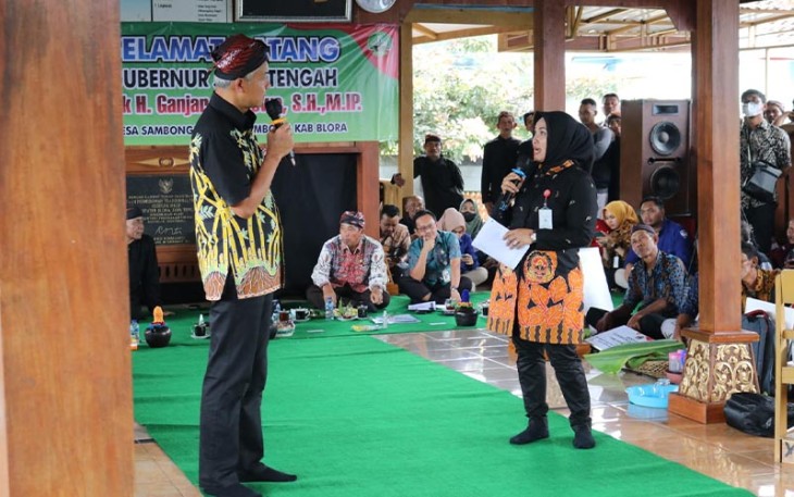 Gubernur Jateng Ganjar Pranowo memimpin rapat koordinasi percepatan penanggulangan kemiskinan dan stunting di pendopo Sedulur Sikep Desa Sambongrejo Kecamatan Sambong, Blora.