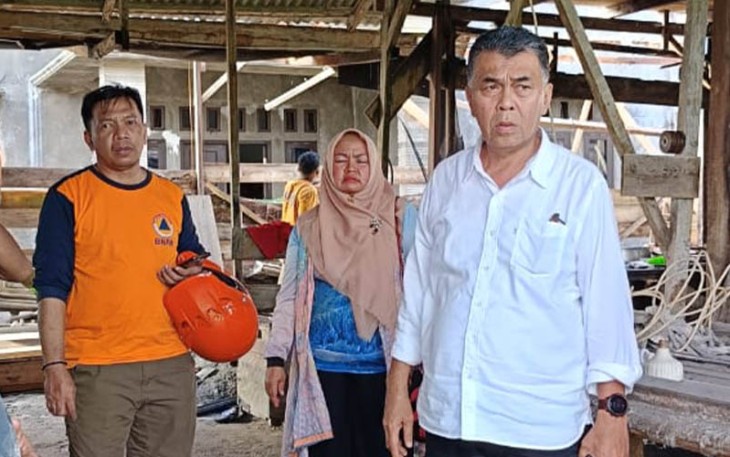 Bupati Natuna Gerak Cepat Pantau Langsung Situasi Rumah Masyarakat yang Roboh di Hatam Angin Kencang