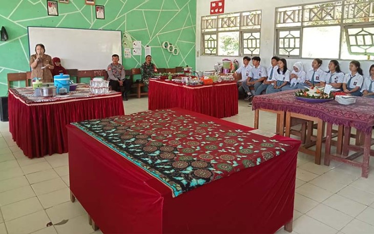 Danramil saat Berikan Pembekalan Bela Negara dan Sosialisasi Rekruitmen TNI AD Kepada Siswa SMA Negeri 1 Kahut 